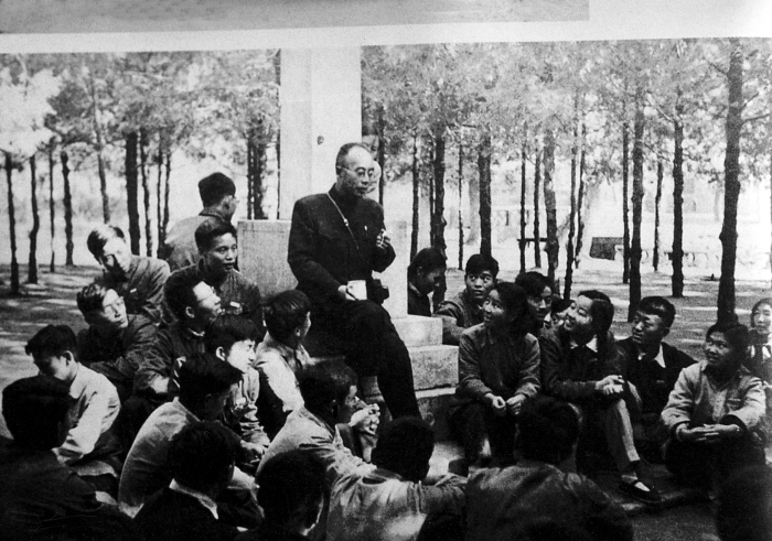 4著名大地构造学家黄汲清教授带本科生到北京西山野外考察（1955年）