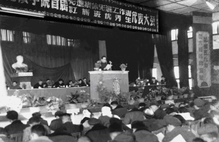 10 北京地质学院被评为北京文教战线红旗学院（1960年）