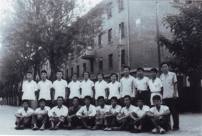 2北京地质学院地质系1965届学生党支部合影,前排右4为温家宝(1965年)