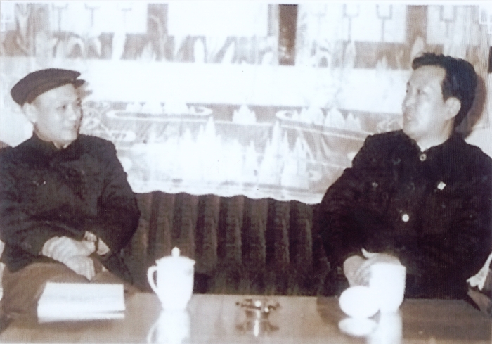 2原地质矿产部部长朱训（右）与国家教委朱开轩主任多次研究组建中国地质大学相关事宜（1986年）