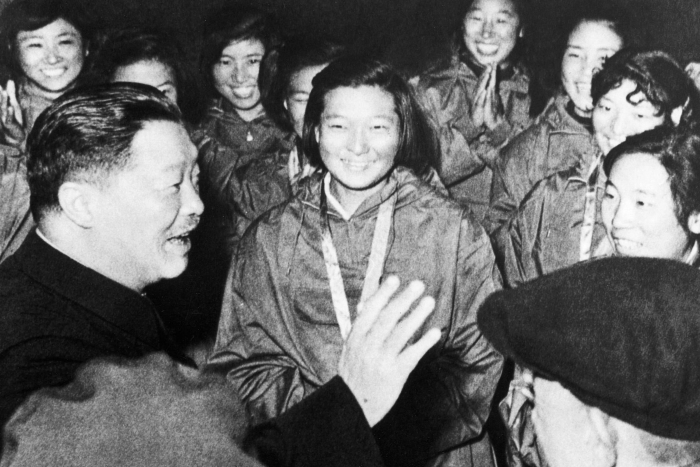 图99 1961年，国家体委主任贺龙同志接见登上新疆贡格尔久别峰、打破世界纪录胜利归来的中国女子登山队，其中有我校师生袁扬（队长、中立者）、王贵华、丛珍等。