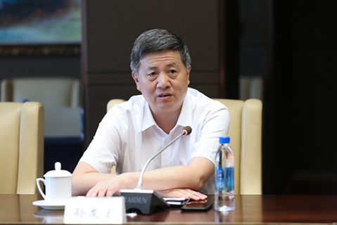 孙友宏校长主持会议并讲话1