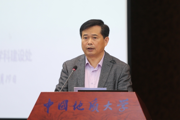 刘大锰主持会议