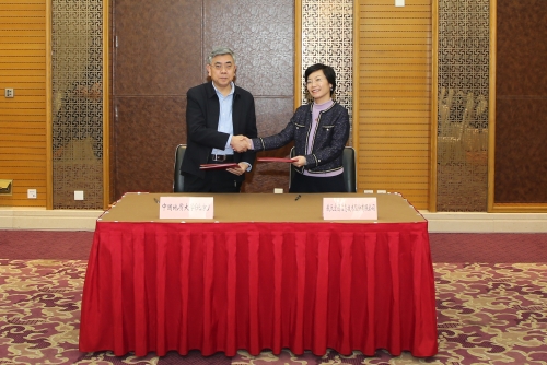 王果胜与施莲莉签署捐赠协议