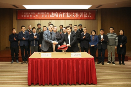 刘大锰与陈建芳签署战略合作协议