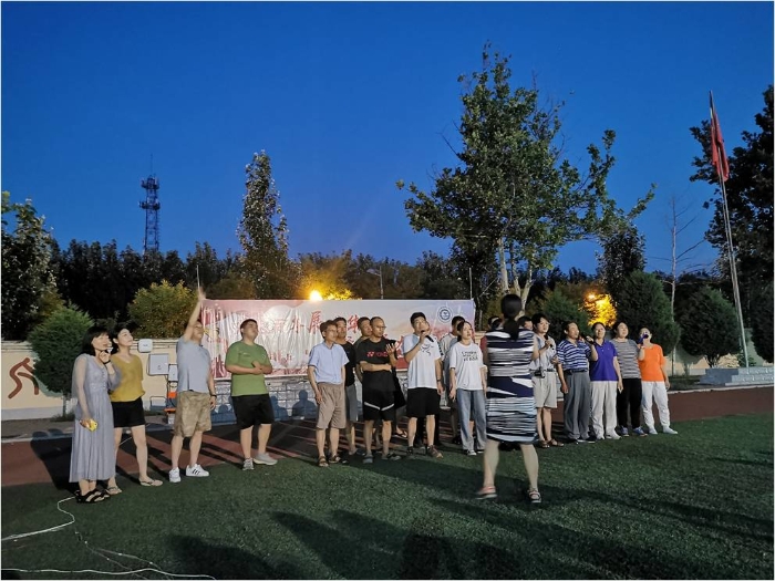 5-基地草坪音乐会上教师表演小合唱