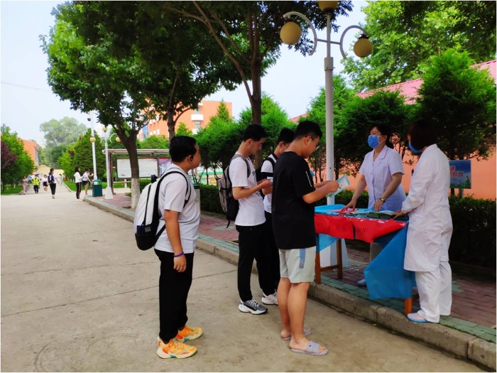 10-随队医生给学生讲解野外防疫知识