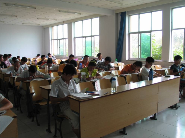 11-学生在实习站教室里写报告