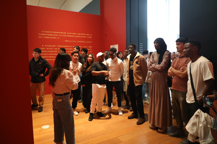 图参观浙江大学艺术博物馆