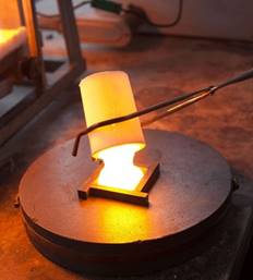 桌子上有亮着的南瓜灯 低可信度描述已自动生成