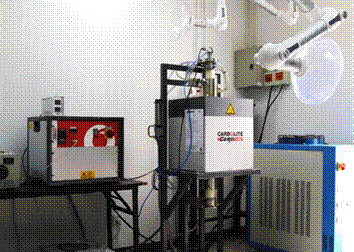 桌子上的电脑主机 低可信度描述已自动生成