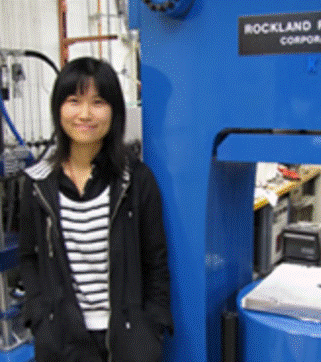 图片包含 人, 女人, 站, 男人 描述已自动生成