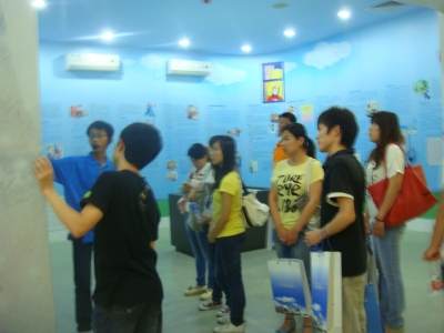 大学生在为参观者义务讲解3