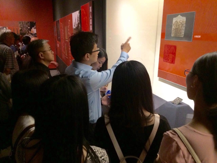 带学生博物馆实习