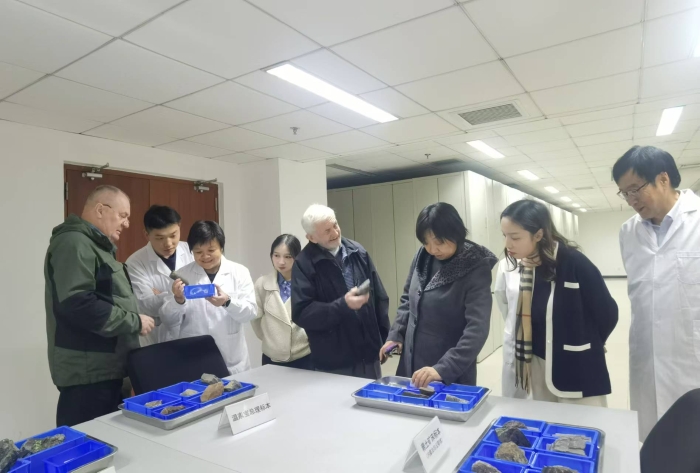 图2 参观标本库