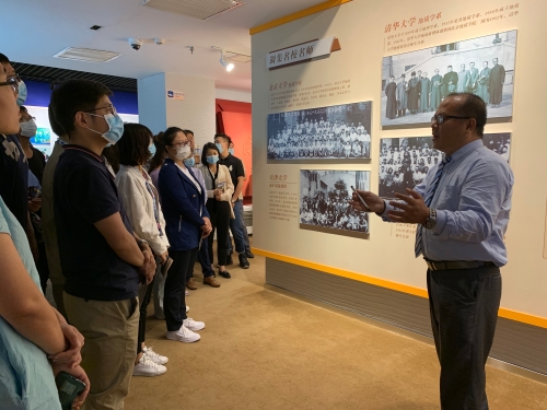 参观校史馆