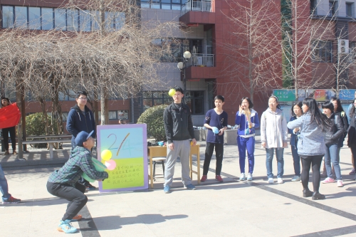 图为“抛花球”活动