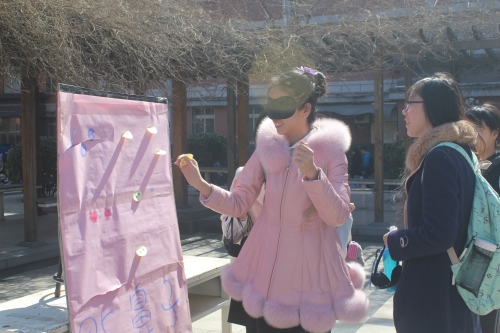 图为“贴鼻子”活动