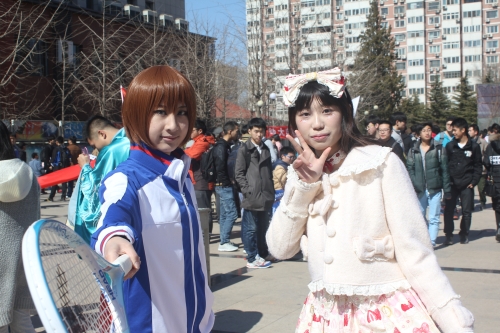 图为边玩动漫社