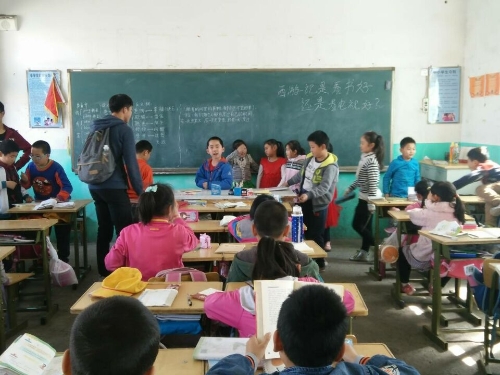 孩子们积极地辩论