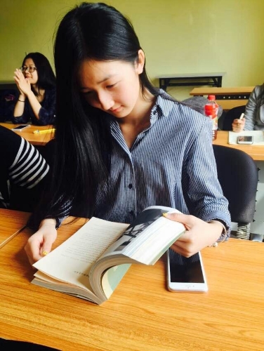 同学认真读书
