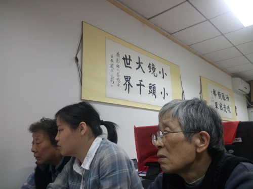 志愿者为老干部讲解