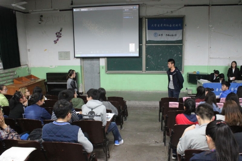 积极发问的同学