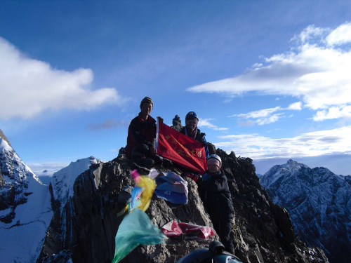图为2009年大地社登顶四姑娘山三峰