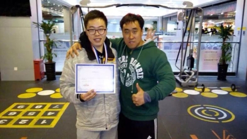 郭京飞与教练合影