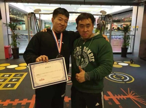 胡锦楠与教练合影