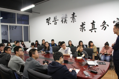 在座红会部长团成员认真学习