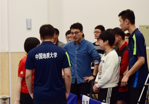 图为场间休息讨论战术