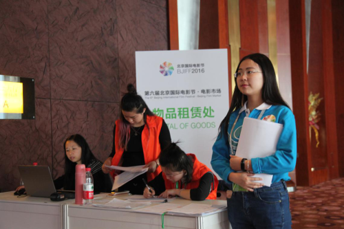 电影市场部志愿者为展会人员提供引导服务