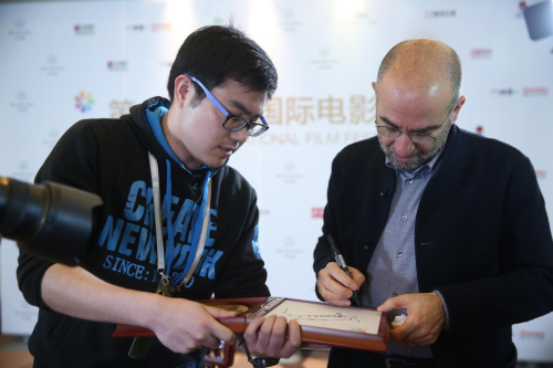 项目部志愿者协助嘉宾留下签名和手印