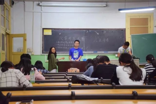 汉听工作人员与参赛者