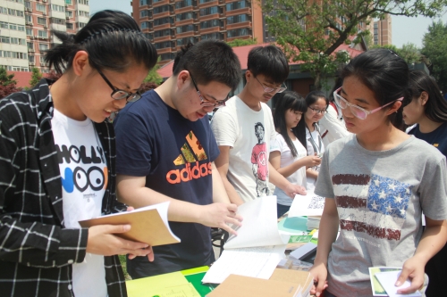蔚蓝环保社成员与同学交流
