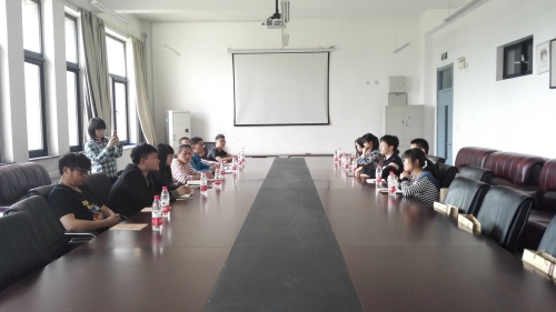 科协成员进行讨论交流