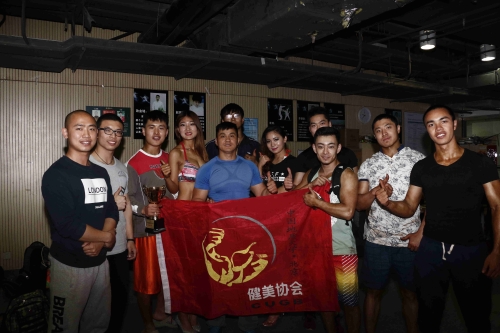 地大代表队和张育王老师合影