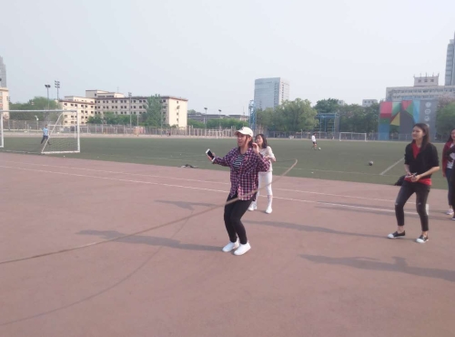 同学积极参与跳绳