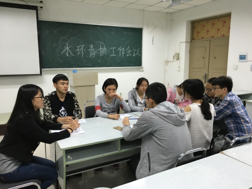 青协成员正在商讨 青协成员正在商讨