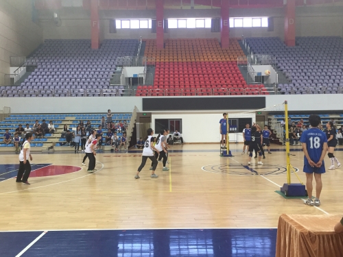 队员们专注的身影