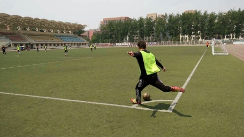 场角的全力一踢