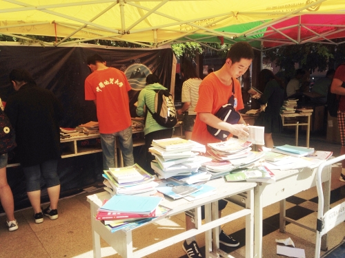 新生们挑选书籍