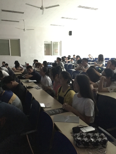 认真观看的同学们