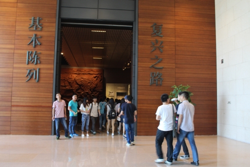 学员们进入“复兴之路”展馆