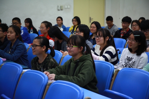 同学们认真听讲的画面