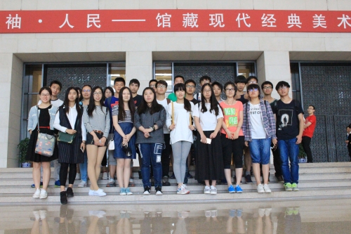 学员们在博物馆合影