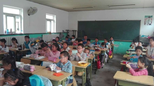 孩子们认真听课