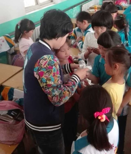 志愿者同孩子们做游戏