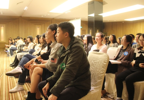 聚精会神的观众